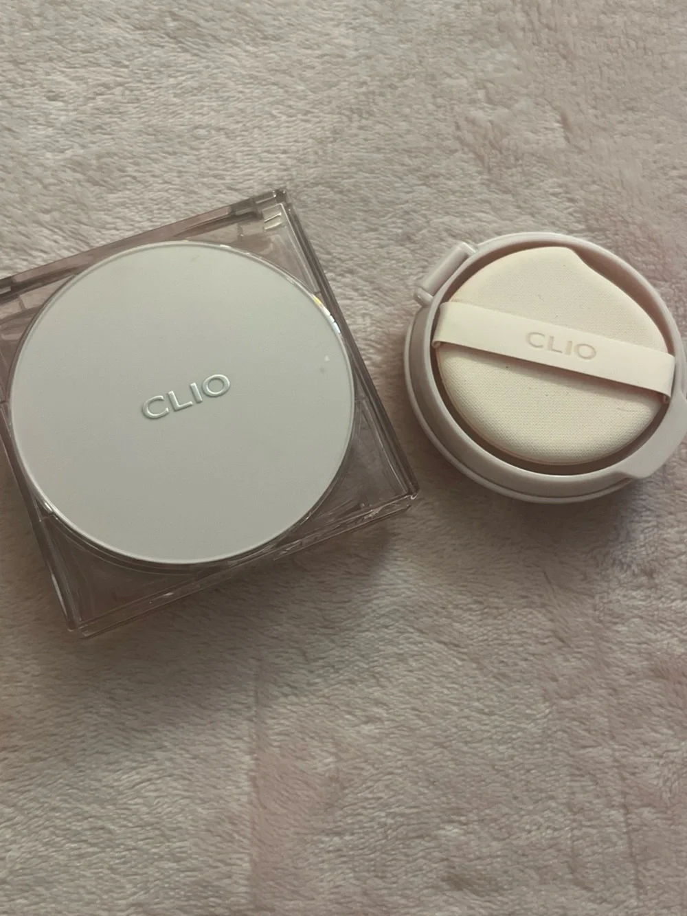CLIO White Cushion Compact with Puff